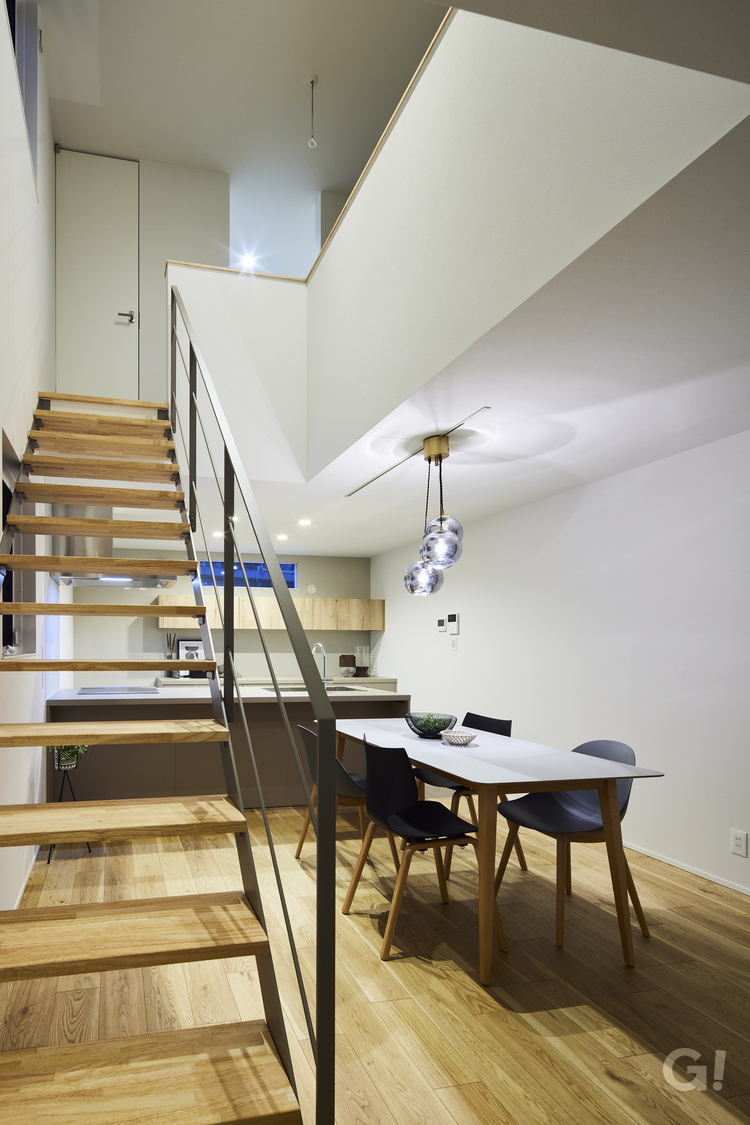 光とデザインが流れ開放感あふれる階段がいいデザイナーズ住宅のLDK