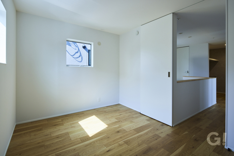 自然素材の優しさにそっと包み込まれるデザイナーズ住宅の洋室