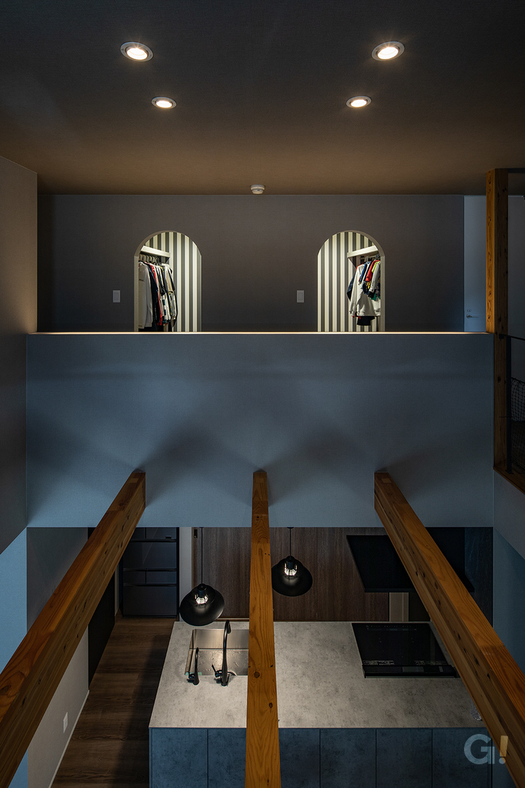 お洒落に個性を表現したデザイナーズ住宅の2階ファミリークローゼット