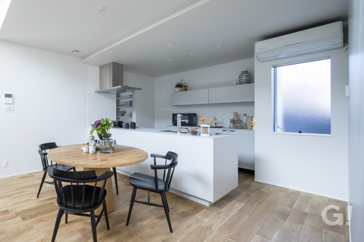 『いつでも楽しくお喋りが弾み笑顔あふれるデザイナーズ住宅のキッチン＆ダイニング』の写真