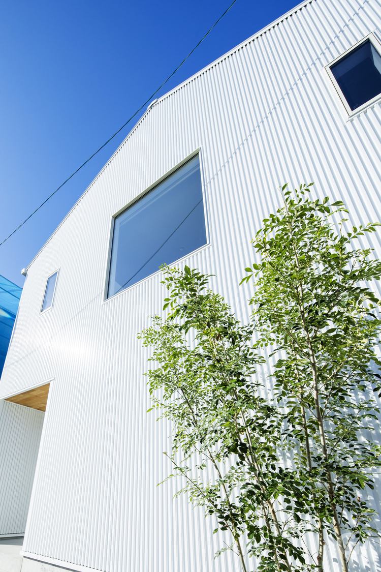 『澄み切った青空に美しく映える白がいいデザイナーズ住宅』の写真