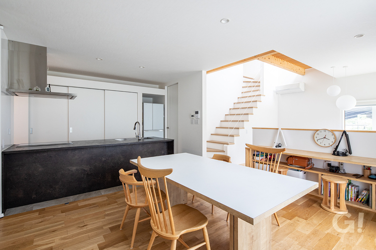 笑顔あふれる毎日！家族が自然と集いたくなるデザイナーズ住宅のLDK＆スタディコーナー