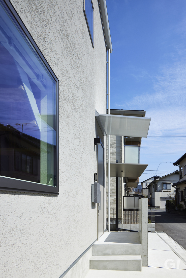 Theシンプルには遊び心もギュッと詰まっているデザイナーズ住宅のアプローチ