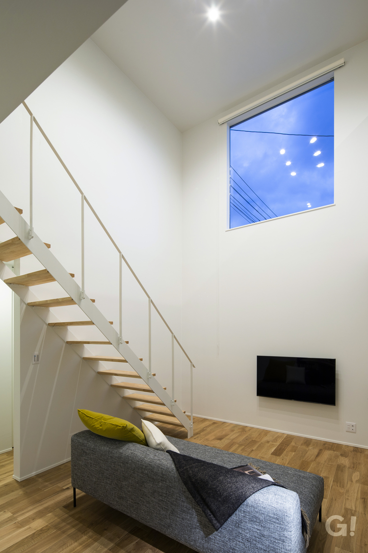 ハイウィンドウから見える空模様が癒しになるデザイナーズ住宅のリビング