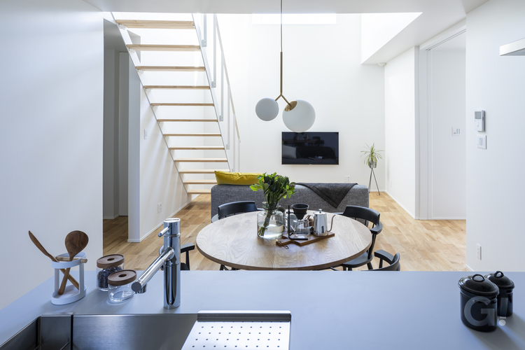 お日様の光がキラキラ降り注ぐ空間が心地いいデザイナーズ住宅のLDK