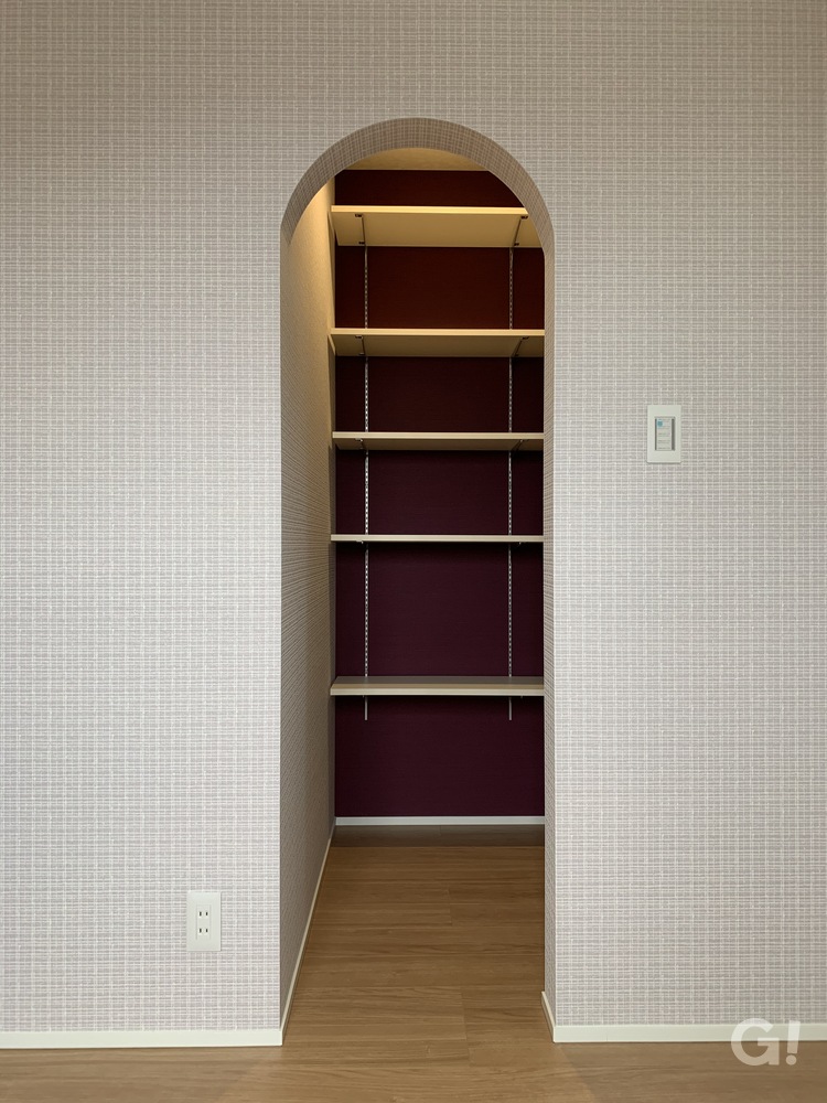 アーチ型で愛らしさをプラス！お洒落に整理整頓が叶うデザイナーズ住宅の収納スペース