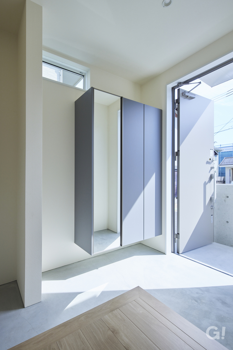 気持ちのいい風＆優しい光を感じられる開けた印象がいいデザイナーズ住宅の玄関