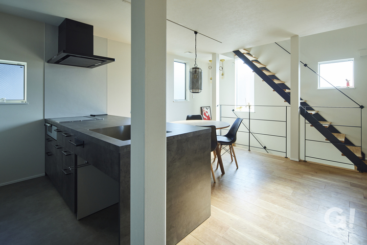 『やわらかな陽だまりにほっと癒されるデザイナーズ住宅のキッチン＆ダイニング』の写真