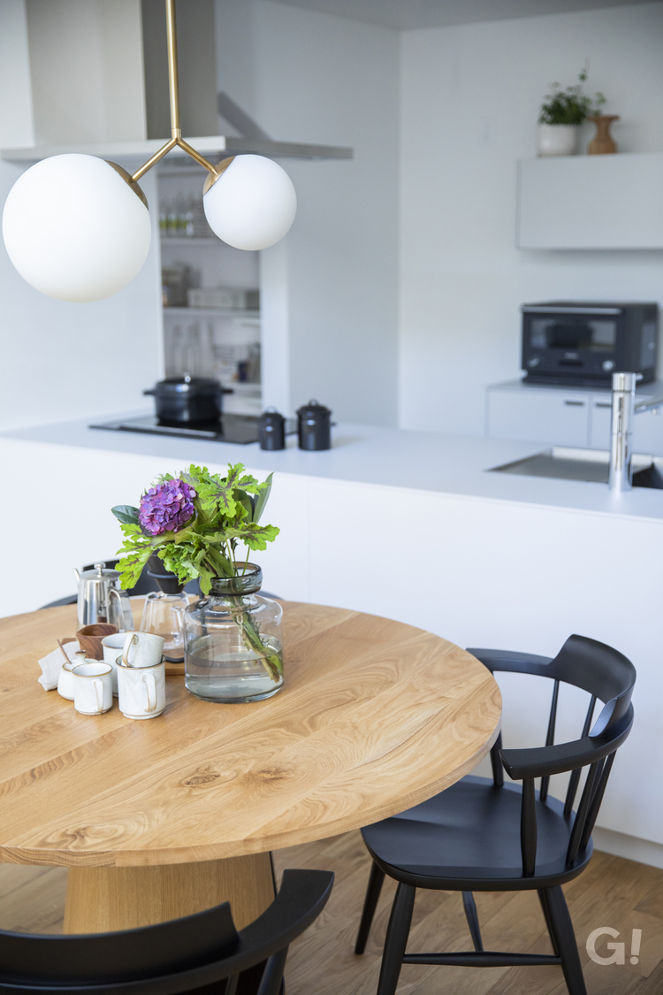 『時間を忘れてお喋りしてしまう心地よさがいいデザイナーズ住宅のダイニング』の写真