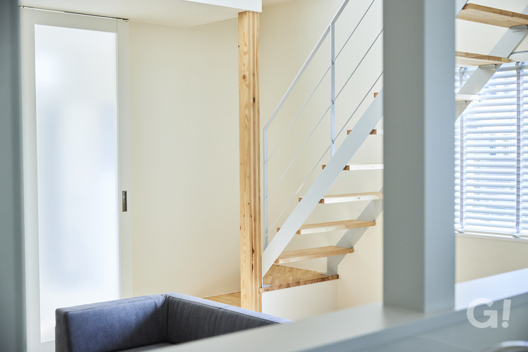 『光と風が優しく通り抜けるストリップ階段がお洒落なデザイナーズ住宅のリビング』の写真