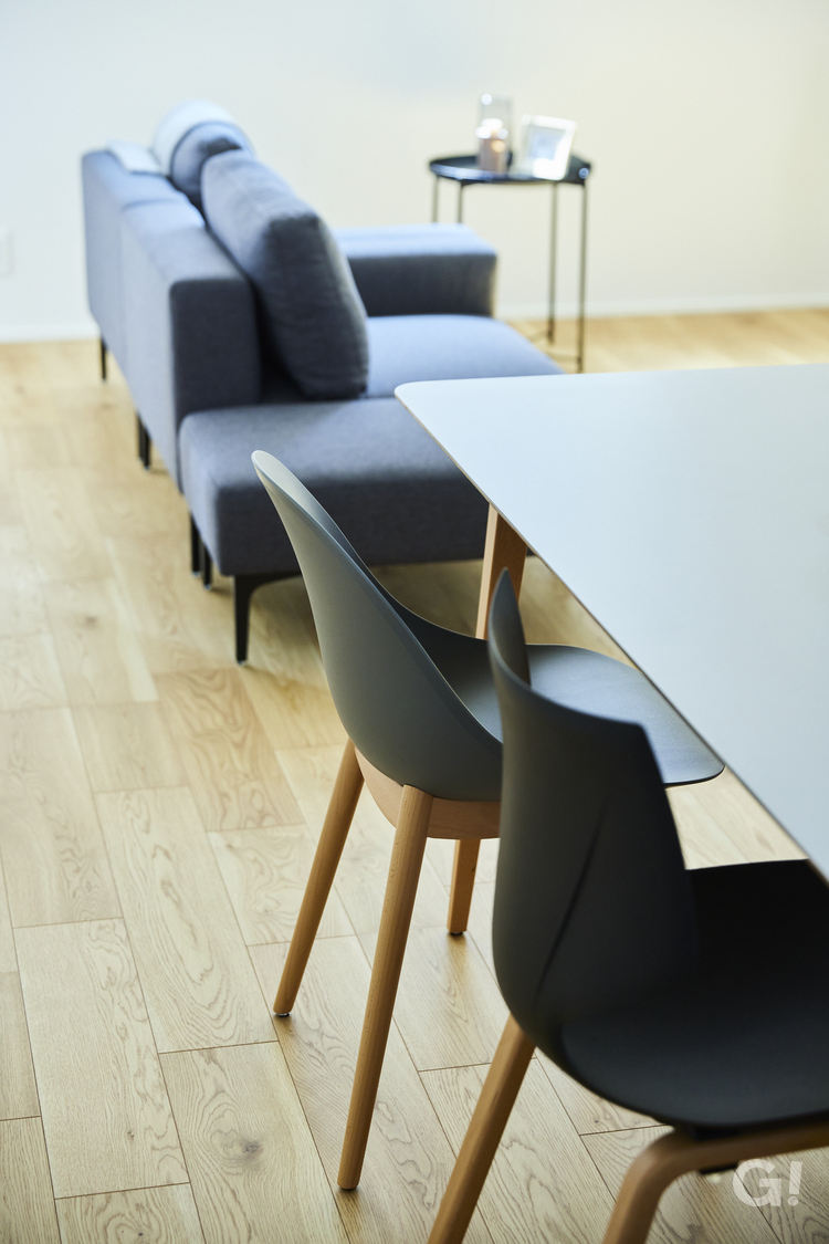 『心地よい距離感でお喋りするひと時がいいデザイナーズ住宅のリビング＆ダイニング』の写真