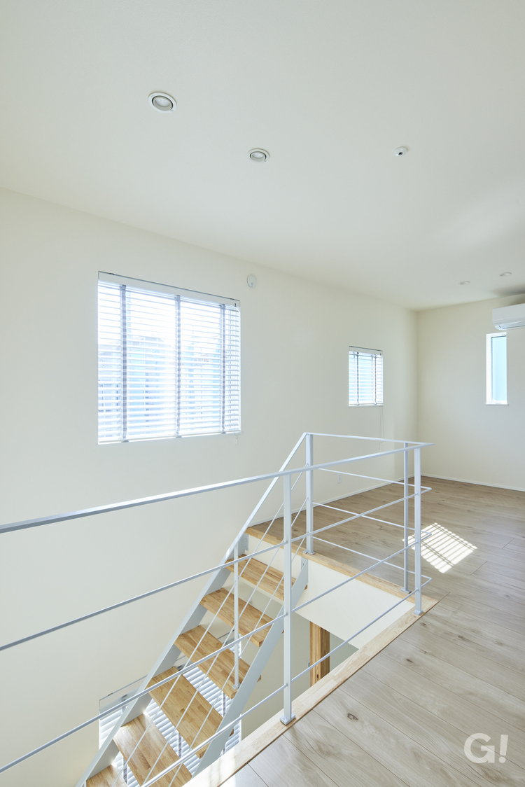 『多目的に活躍してくれるフリースペースが心地いいデザイナーズ住宅の2階ホール』の写真