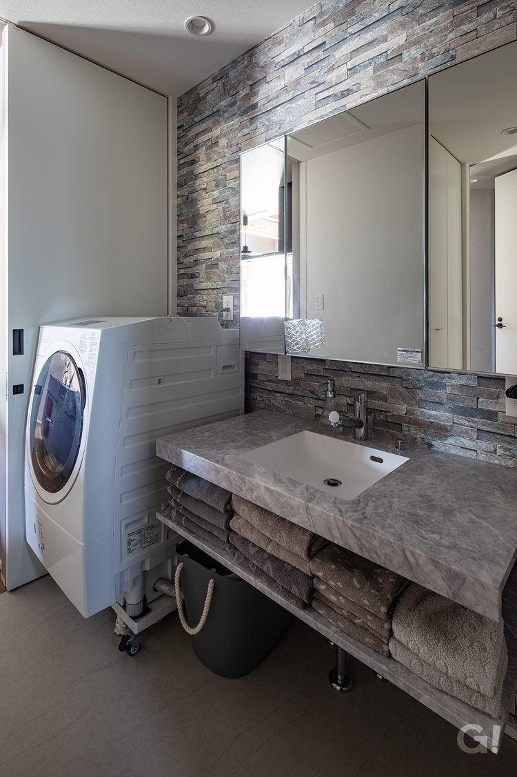 『朝の身支度が楽しくなる！ホテルライクな空気感がいいデザイナーズ住宅の洗面室』の写真