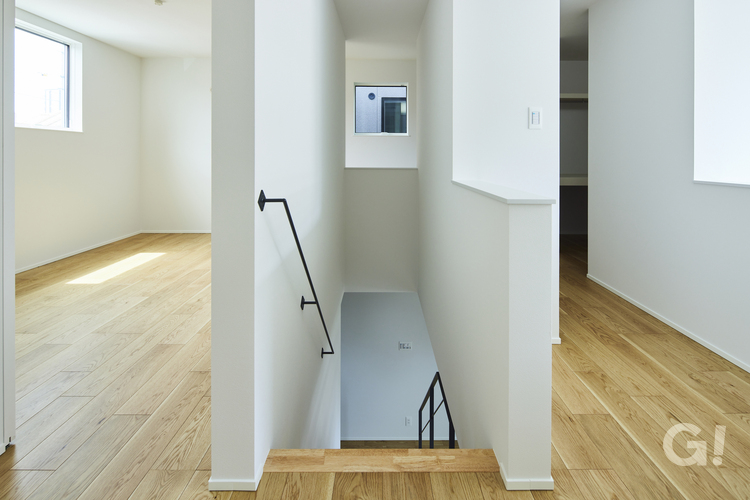 スムーズな動線で暮らしやすさを実感できるデザイナーズ住宅の2階ホール