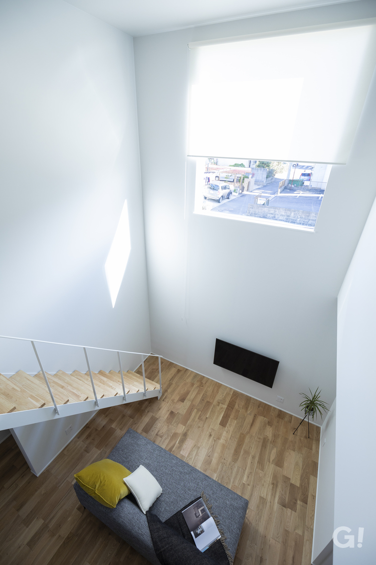 『天井高で開放感たっぷり！家族団欒を楽しめるデザイナーズ住宅のリビング』の写真