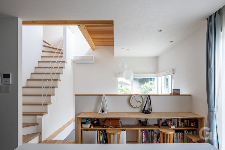 『いつでも見守れる距離感が心地いいデザイナーズ住宅のスタディコーナー』の写真