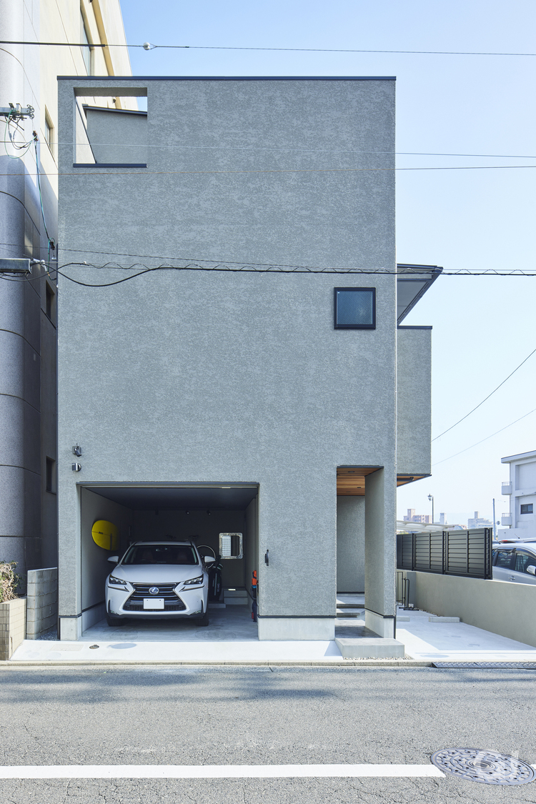 『スタイリッシュ感が素敵！快適生活が叶うデザイナーズ住宅のインナーガレージ』の写真