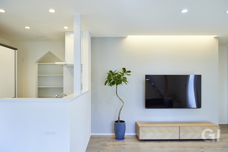 家族の気配を心地よく感じられる空間が広がるデザイナーズ住宅のLDK