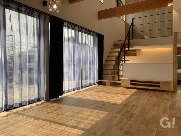 『光の陰影にもほっと心癒されるデザイナーズ住宅のリビング』の写真