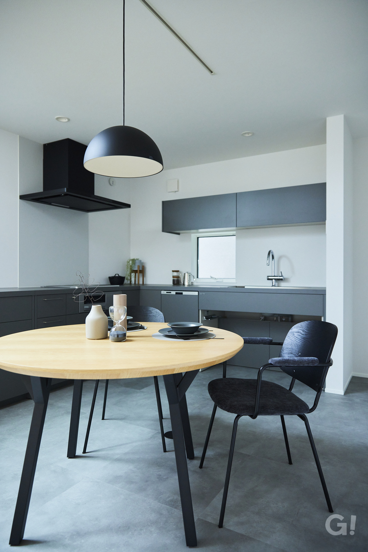 静かに心を満たしてくれるモノトーンなデザイナーズ住宅のダイニング＆キッチン