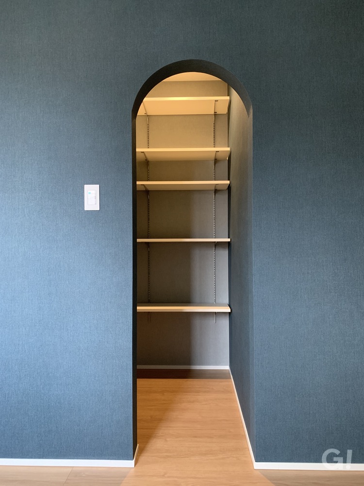 機能美を楽しむ！北欧デザインのアーチ空間がいいデザイナーズ住宅の2階収納スペース