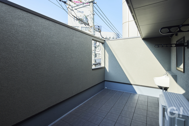 プライバシーが守られ特別な外空間を楽しめるデザイナーズ住宅のベランダ