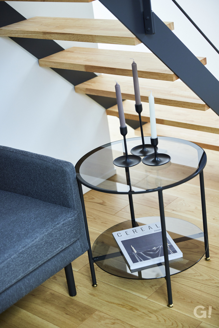 『リラックスタイムを満喫！デッドスペースをなくしたデザイナーズ住宅のリビング』の写真