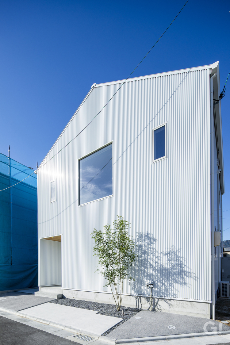 『シンプルだからこそ遊び心が詰め込まれているデザイナーズ住宅の玄関』の写真