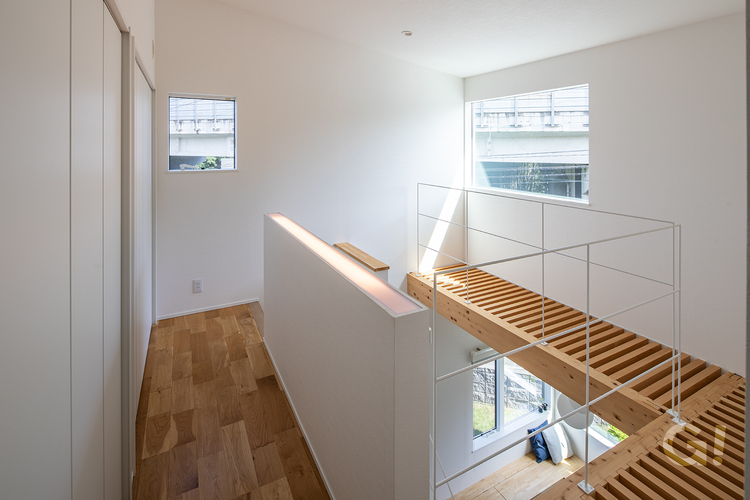 『デザイナーズ住宅の2階廊下』の写真