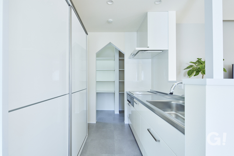 最高の動線＆収納で使い勝手抜群！真っ白が美しいデザイナーズ住宅のキッチン