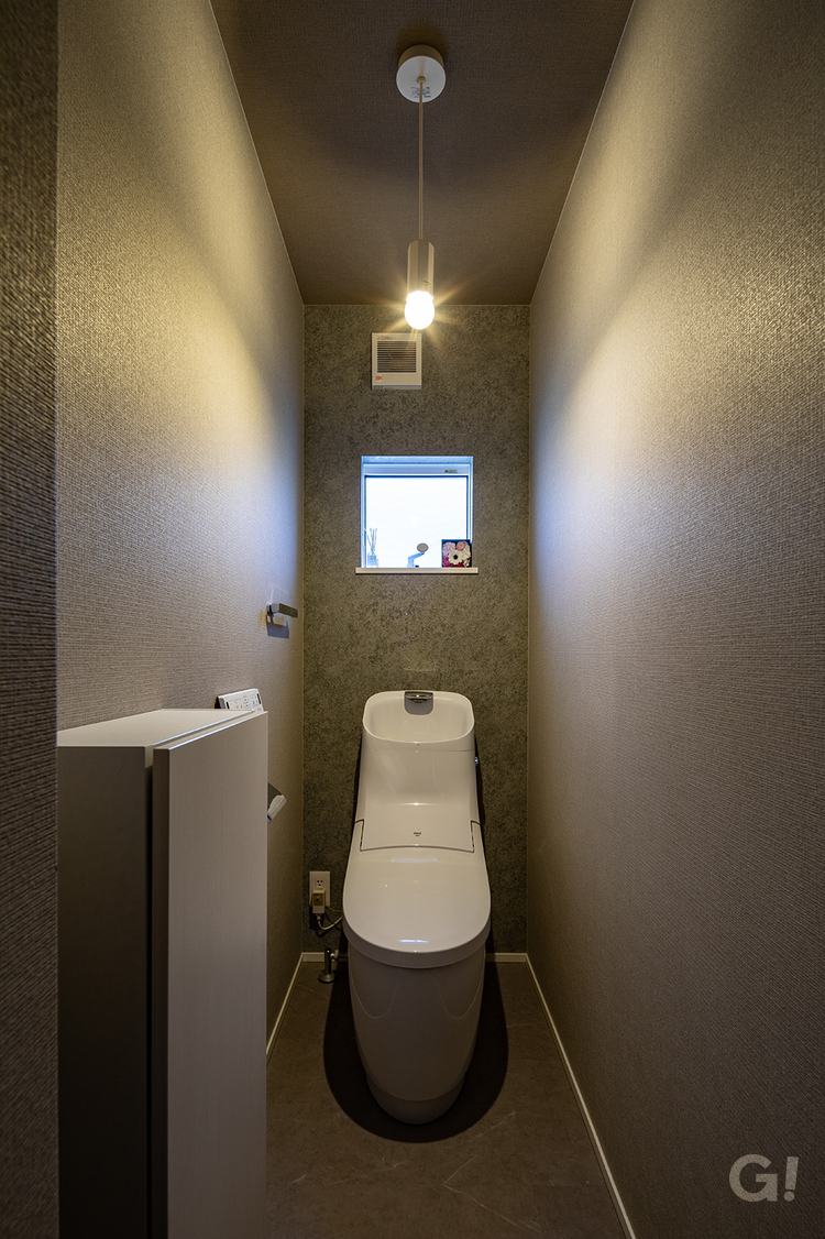 『限られた空間でも落ち着き感たっぷりなデザイナーズ住宅のトイレ』の写真