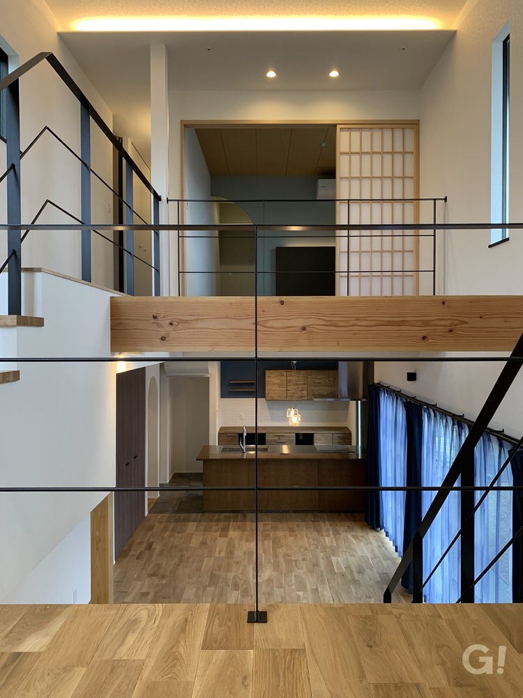 『家族団欒も自分時間も満喫！縦空間を有効活用したデザイナーズ住宅のスキップフロア』の写真