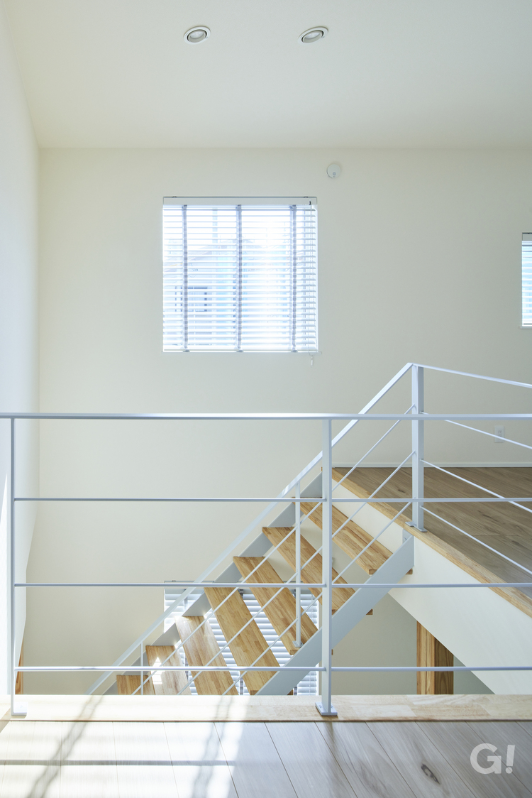 お日様の光を感じながら健康生活が叶うデザイナーズ住宅の2階ホール