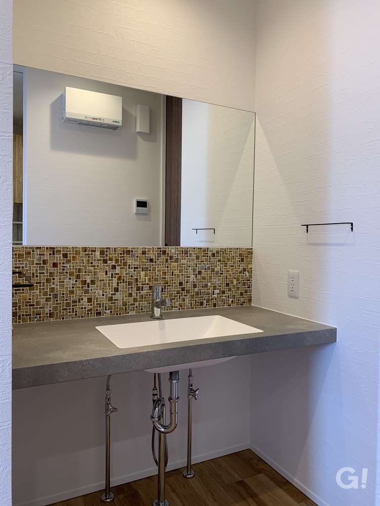 個性あるタイル壁面が美しさを放つデザイナーズ住宅の洗面所