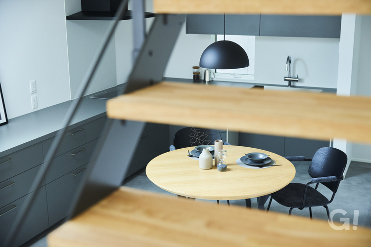 階段ごしに楽しく会話ができるデザイナーズ住宅のキッチン＆ダイニング