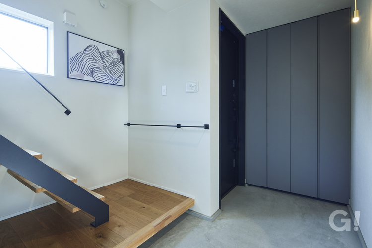 クールな中にもほっと優しさを感じられるデザイナーズ住宅の玄関