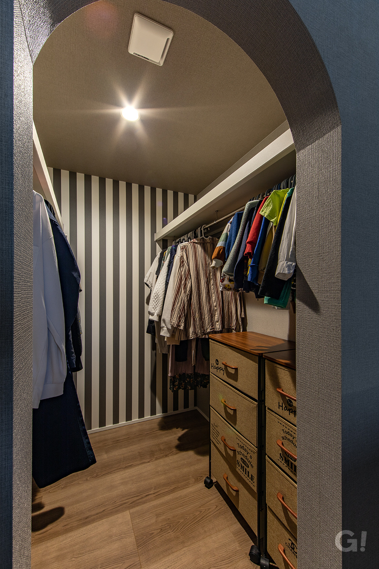 アーチ型の先に広がるワクワク空間がいいデザイナーズ住宅のファミリークローゼット
