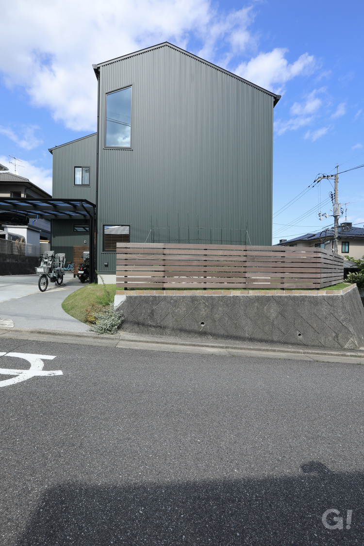 『モスグリーンの外壁が自然を身近に感じさせてくれるデザイナーズ住宅』の写真