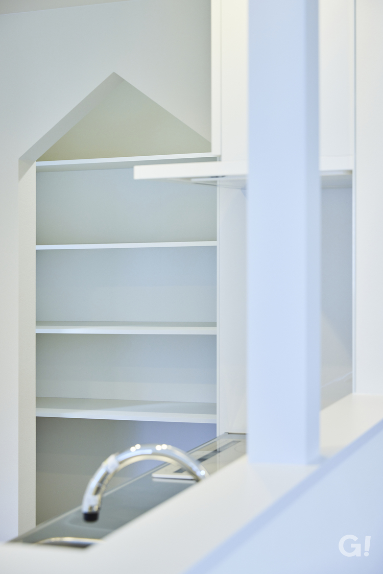 真っ白で統一され美しさ際立つデザイナーズ住宅のキッチン＆パントリー