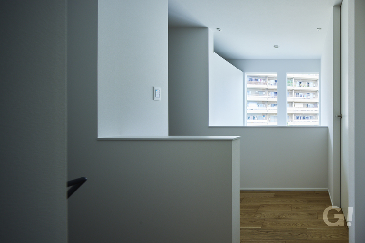 明るく開放感あふれる空間！多目的に活躍するデザイナーズ住宅の2階ホール