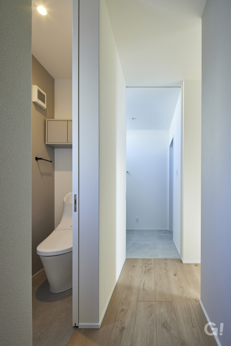 『シンプル動線＆ほっと落ち着く空間がいいデザイナーズ住宅のトイレ』の写真