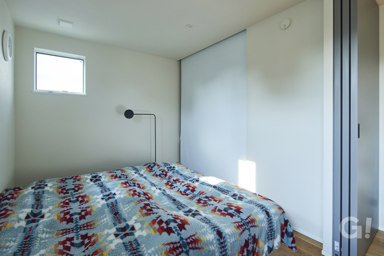 『片付けも習慣化◎質のいい眠りを約束してくれるデザイナーズ住宅の寝室』の写真
