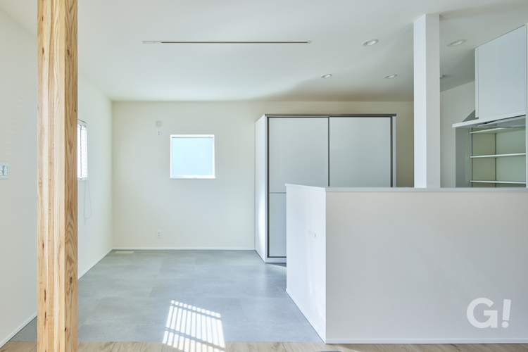毎日の家事が楽しい時間に変わっていく！白で美しさ際立つデザイナーズ住宅のキッチン