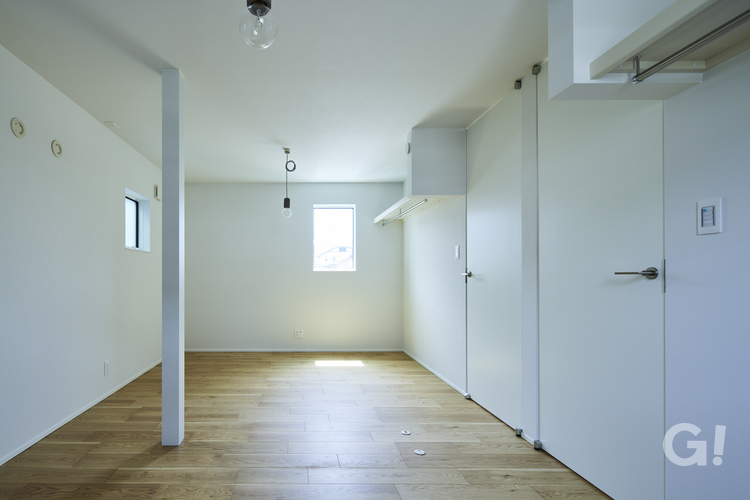 『白い空間に光がやさしく輝きを添えてくれるデザイナーズ住宅の洋室』の写真