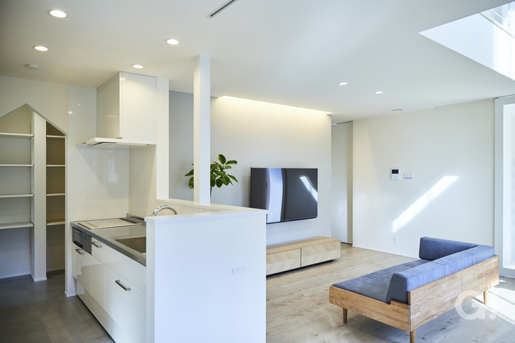 『最高の居心地！白い空間に光が反射して美しいデザイナーズ住宅のLDK』の写真