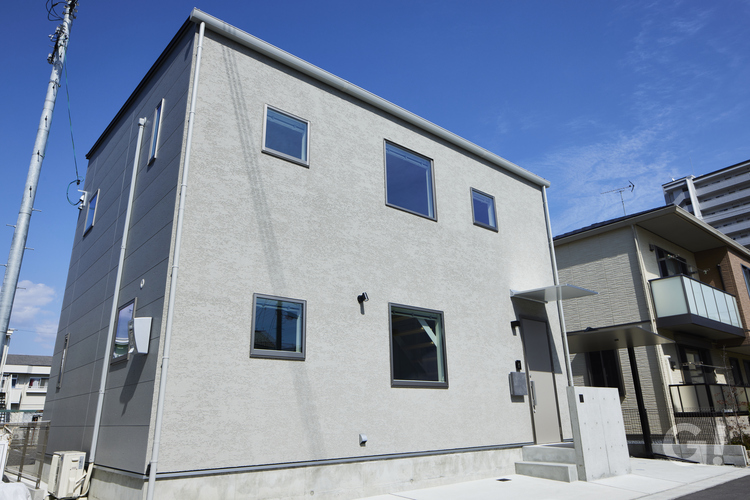 『Theシンプル！直線フォルムが優しくお出迎えしてくれるデザイナーズ住宅の玄関アプローチ』の写真
