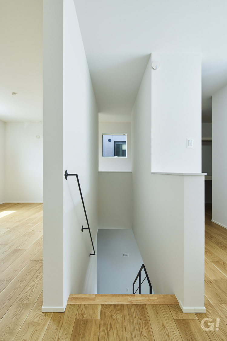 シンプル動線で軽やかな日常を叶えてくれるデザイナーズ住宅の階段ホール