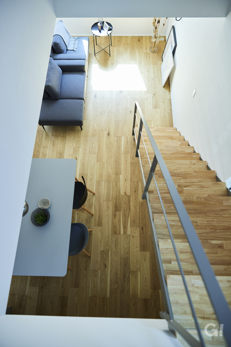 お洒落に存在をあらわすストリップ階段！縦空間がゆるやかに繋がるデザイナーズ住宅のLDK