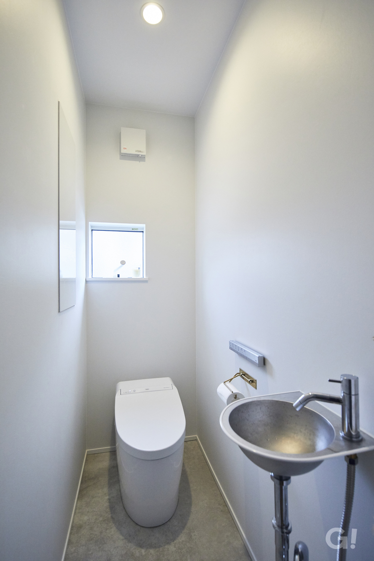 シンプルでキレイめデザインのトイレのあるデザイン住宅の写真