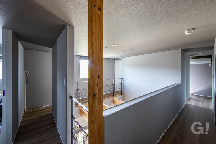 『暮らしの余白を思いっきり楽しめるデザイナーズ住宅の2階廊下』の写真